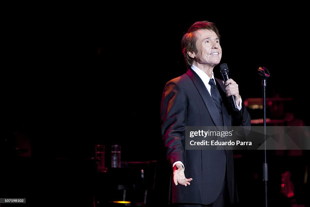 Reaphael Singer Spanish singer Raphael performs live at Compaq theatre on November ...