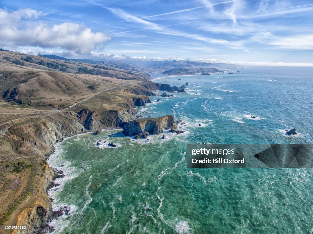 Vista de drone aéreos costa norte de California de océano Pacífico paisaje marino