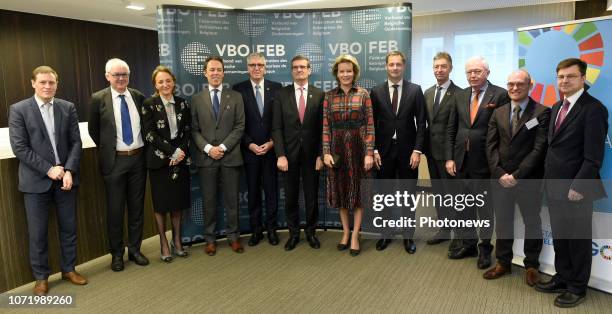 Koningin Mathilde zit een ronde tafel voor met vertegenwoordigers van bedrijven die zich inzetten voor duurzame ontwikkeling. De Koningin is...