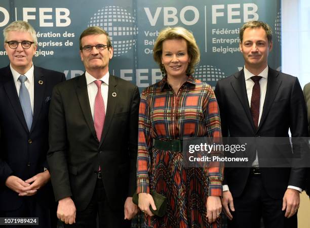 Koningin Mathilde zit een ronde tafel voor met vertegenwoordigers van bedrijven die zich inzetten voor duurzame ontwikkeling. De Koningin is...