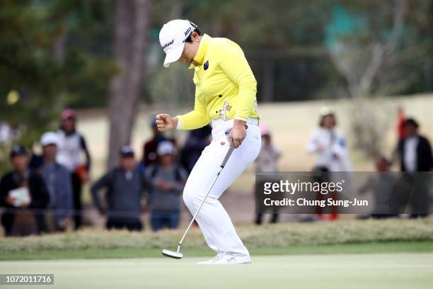 Jiyai Shin plays a putt on the 8th green during the final round of the LPGA Tour Championship Ricoh Cup at Miyazaki Country Club on November 25, 2018...