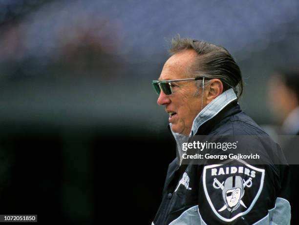 Team owner Al Davis of the Oakland Raiders looks on from the field before a game against the Cincinnati Bengals at Riverfront Stadium on November 5,...