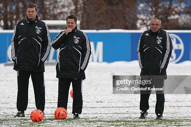 Condition coach Markus Zetlmeisl, condition coach Werner Leuthard and head coach Felix Magath attend the FC Schalke training session at the training...