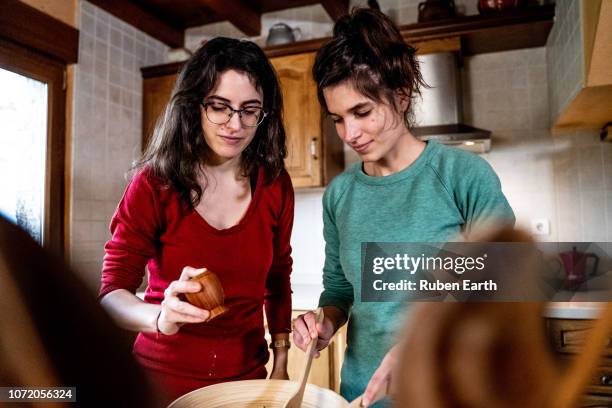 young couple in the kitchen cooking together - sal de cozinha - fotografias e filmes do acervo