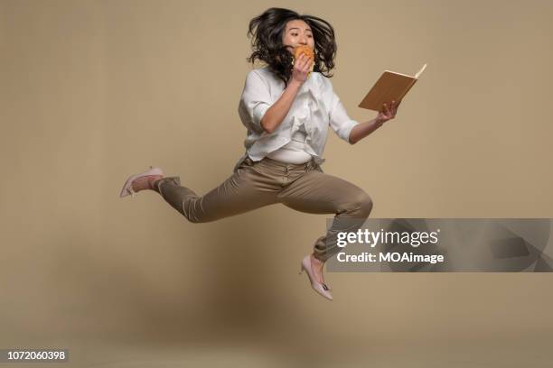 a young asian girl is reading - burger portrait photos et images de collection