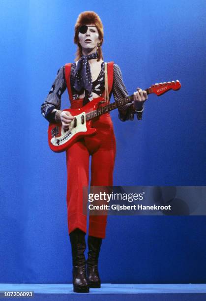 David Bowie performs 'Rebel Rebel' on the TV show TopPop on 7th February 1974 in Hilversum, Netherlands. He plays a Hagstrom Kent guitar.