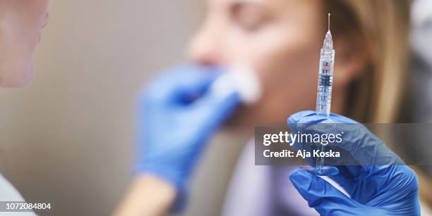 schoonheid injectie. - plastische chirurgie stockfoto's en -beelden