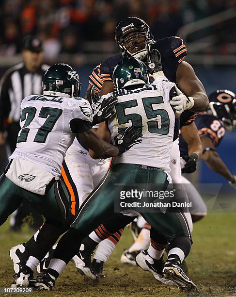 Marcus Webb of the Chicago Bears takes on Stewart Bradley and Quintin Mikell of the Philadelphia Eagles at Soldier Field on November 28, 2010 in...