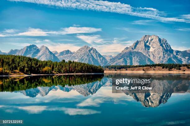 mount moran reflection in jackson hole, wyoming - grand teton stock-fotos und bilder