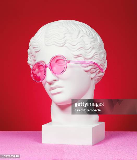 kopf-skulptur mit rosa brille - aktmodel stock-fotos und bilder