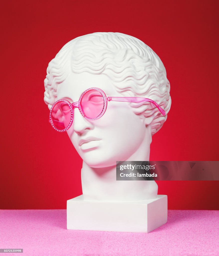 Scultura in testa con occhiali rosa