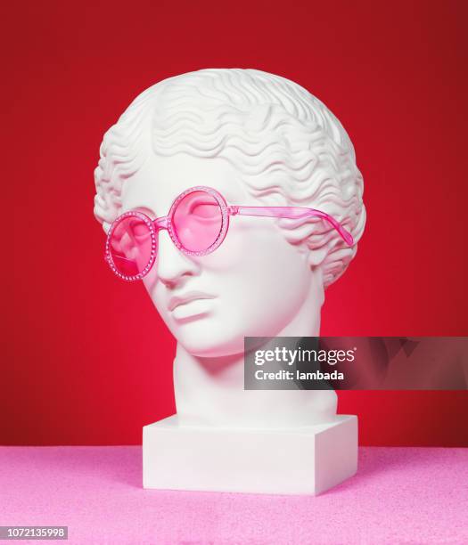 head sculpture with pink eyeglasses - sculpture imagens e fotografias de stock