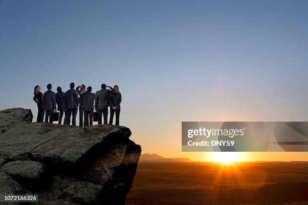 gruppe von unternehmer und unternehmerinnen stehen auf landzunge in richtung sonnenuntergang - erwachsene im geschäft in höherer position stock-fotos und bilder