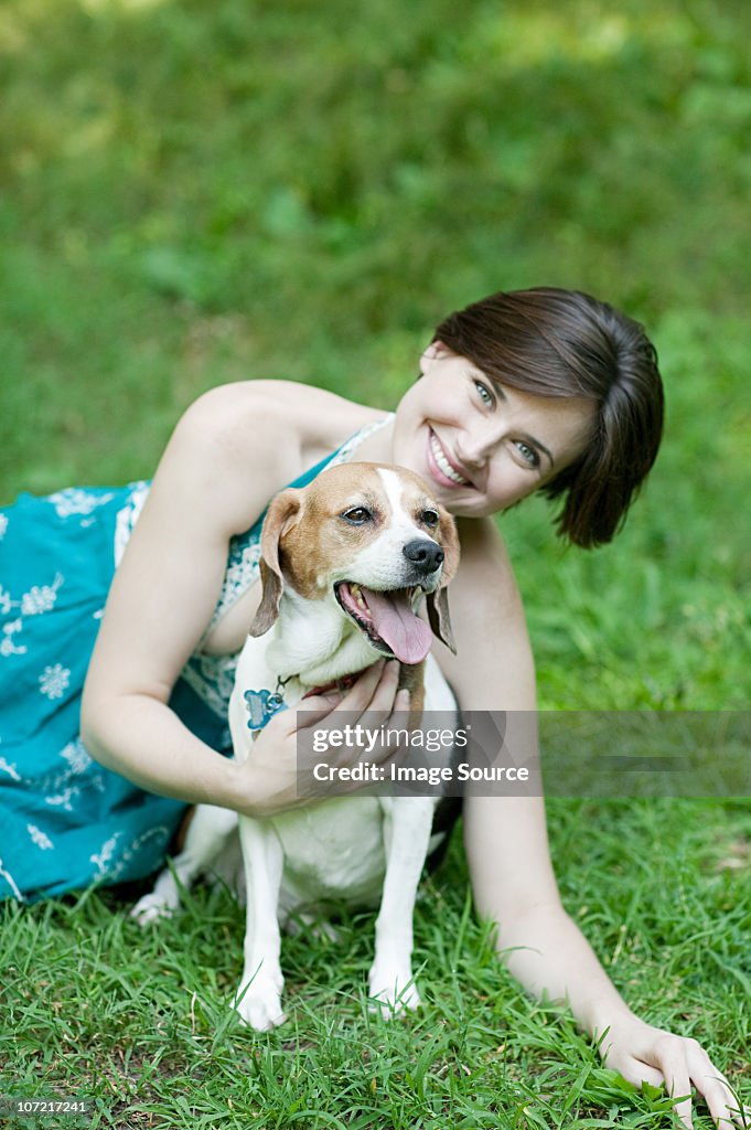 Mujer con su mascota beagle