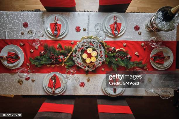 tabelle für weihnachten abendessen mit kerzen und weihnachtsschmuck dekoriert - weihnachtstisch stock-fotos und bilder