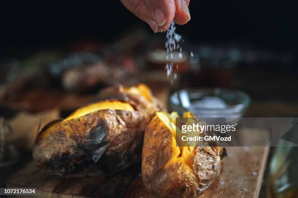 papa al horno con sal marina y aceite de oliva - prepared potato fotografías e imágenes de stock