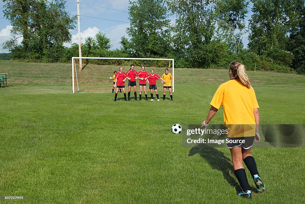 Femme prenant un coup de Joueur de football