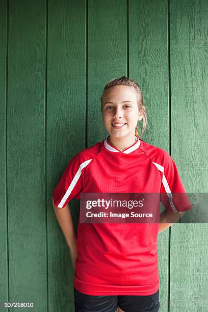 ritratto di una ragazza calciatore - soccer uniform foto e immagini stock