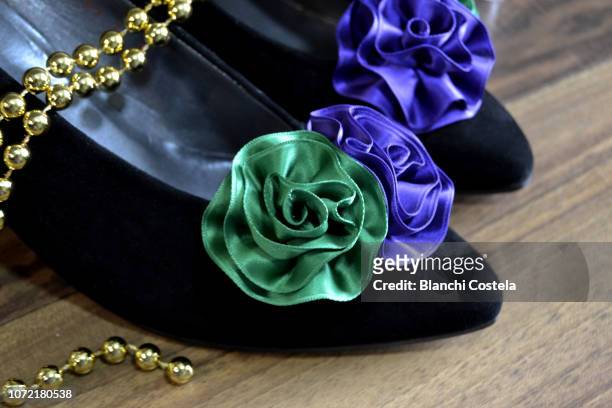 party shoes with gold necklace - gold satin ribon stock-fotos und bilder