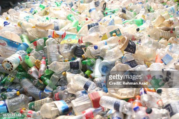 plastic pollution - bangladesh photos et images de collection