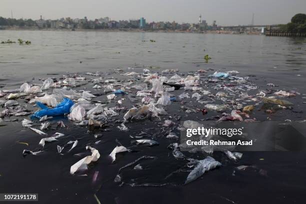plastic pollution - contaminación de aguas fotografías e imágenes de stock