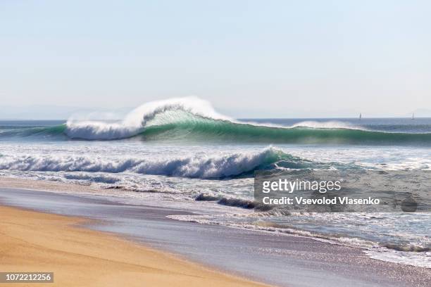 big waves day - hossegor photos et images de collection
