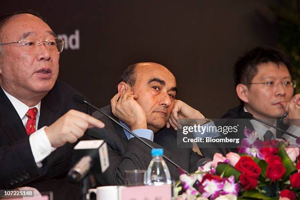 Huang Qifan, mayor of Chongqing, left, speaks at a news conference announcing an investment of $150 million by Acer Inc. As Gianfranco Lanci, chief...