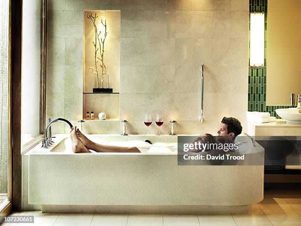 couple together in a luxury bath tub. - bad relationship stockfoto's en -beelden