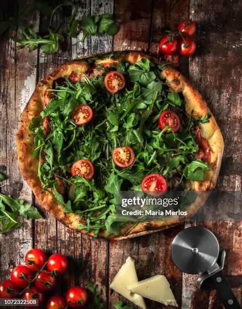 pizza arugula and tomato - roquette photos et images de collection