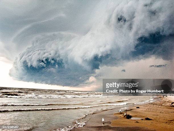 sudden storm over lake erie - eriesee stock-fotos und bilder
