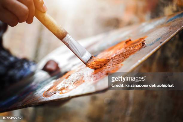 artist hand with brush painting - galerie art stock-fotos und bilder