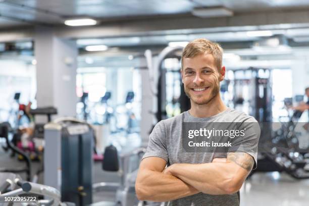 entrenador de fitness en el gimnasio - entrenador personal fotografías e imágenes de stock