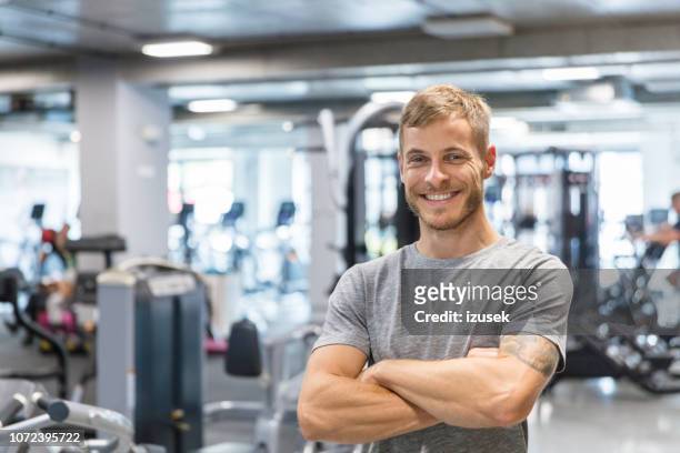 fitness trainer at gym - coach stock pictures, royalty-free photos & images