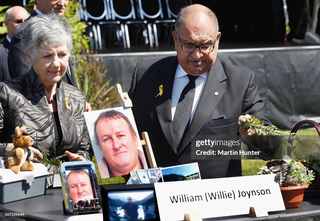 New Zealand Holds Memorial Service For Pike River Miners