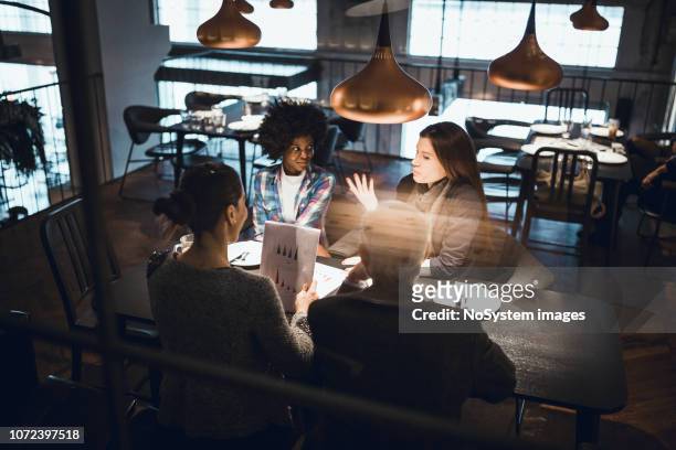 geschäftsfrau, kreatives teamleader und ihrem multiethnischen team auf das treffen in einem high-end-restaurant - lunch meeting stock-fotos und bilder