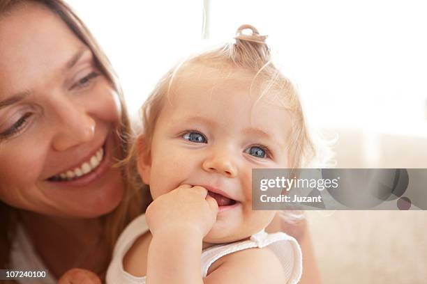 mother and child smiling - weibliches baby stock-fotos und bilder