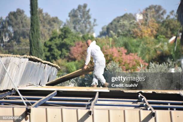 remplacement de la toiture amiante - asbestos removal photos et images de collection