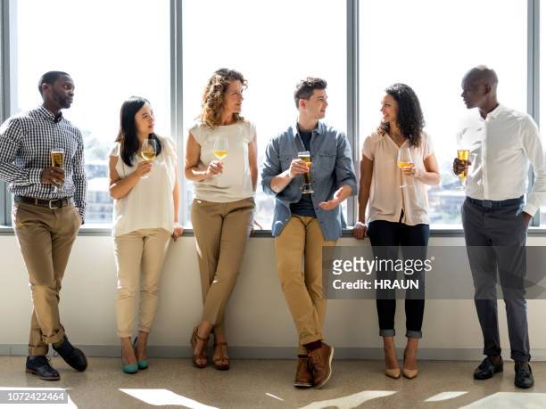 mensen uit het bedrijfsleven vieren in office - woman after party stockfoto's en -beelden