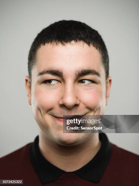 retrato de un feliz joven caucásico, mirando lejos. - mirada de reojo fotografías e imágenes de stock