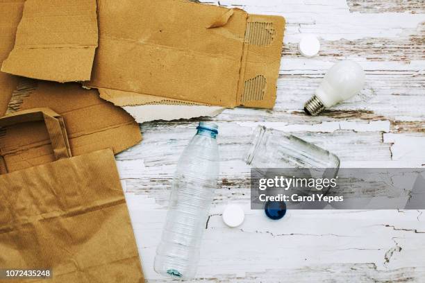 rubbish that can be recycled on wooden background - joghurtbecher stock-fotos und bilder