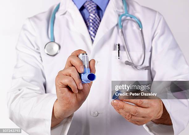 doctor demonstrating asthma inhaler - allergy doctor stockfoto's en -beelden