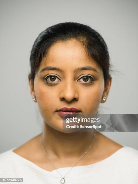 echte indiase jonge vrouw met lege expressie - mugshot stockfoto's en -beelden