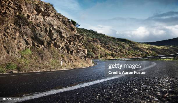 cliff road - country road australia stockfoto's en -beelden