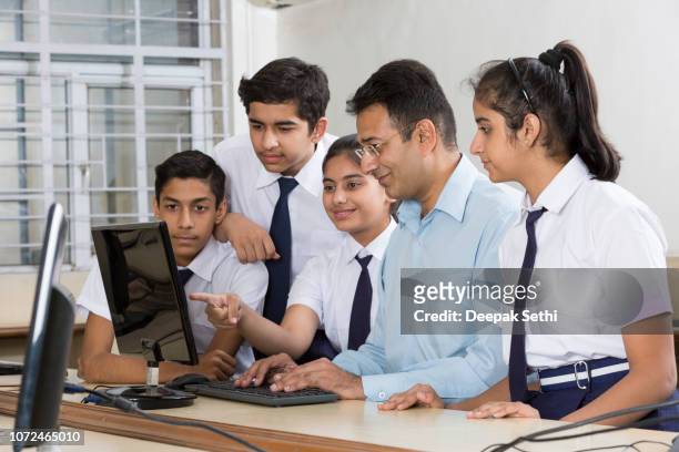 studierende lernen computer-programmierung - stock bild - indian girl pointing stock-fotos und bilder