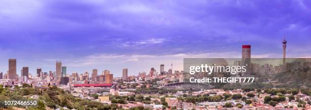 johannesburg panoramica sotto nuvole tempestose - johannesburg foto e immagini stock