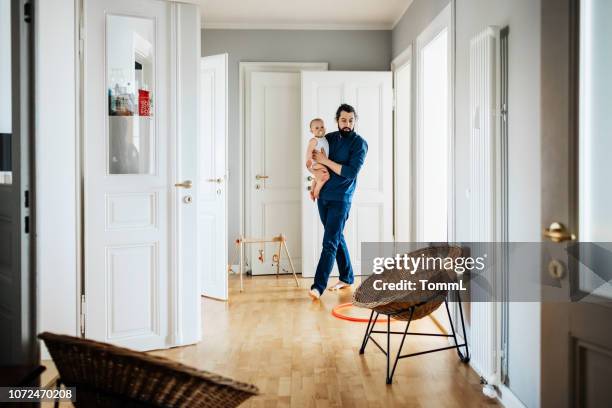 einzigen vater baby durch haus tragen - apartment stock-fotos und bilder