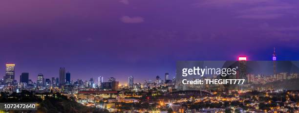 johannesburg stadsgezicht panoramisch nachts - johannesburg stockfoto's en -beelden