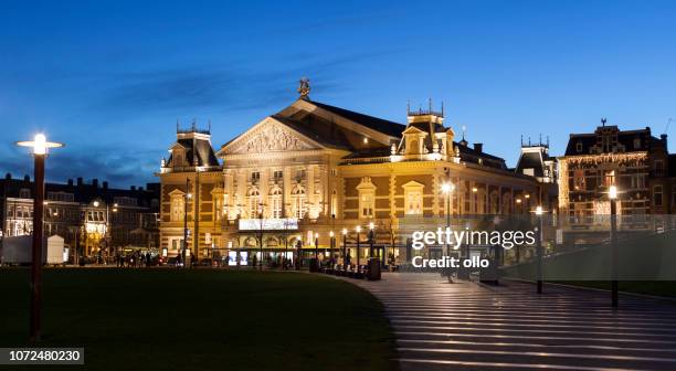 verlichte koninklijk concertgebouw amsterdam - concertgebouw stockfoto's en -beelden