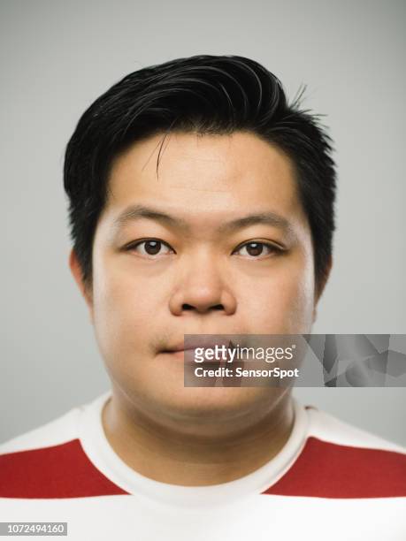 real china joven con expresión en blanco - cara hombre gordo fotografías e imágenes de stock