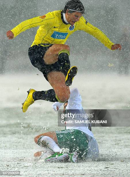 Rapid Vienna's Christopher Drazan vies with FC Porto's Fernando during the UEFA Europa league group L football match between Rapid Vienna and FC...